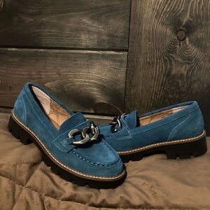White Mountain, Teal colored genuine leather upper, with Chain Accent, size 7